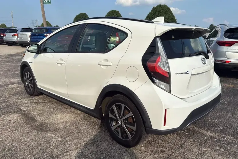 2018 Toyota Prius C One photo 1