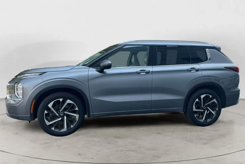 2022 Mitsubishi Outlander SEL photo 1