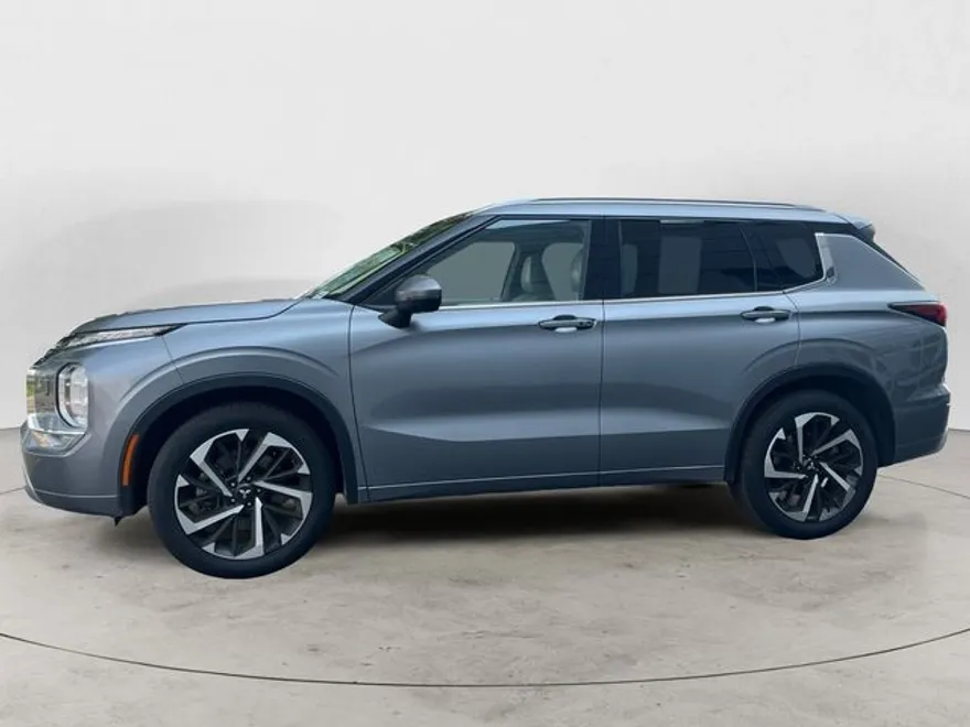 2022 Mitsubishi Outlander SEL photo 1