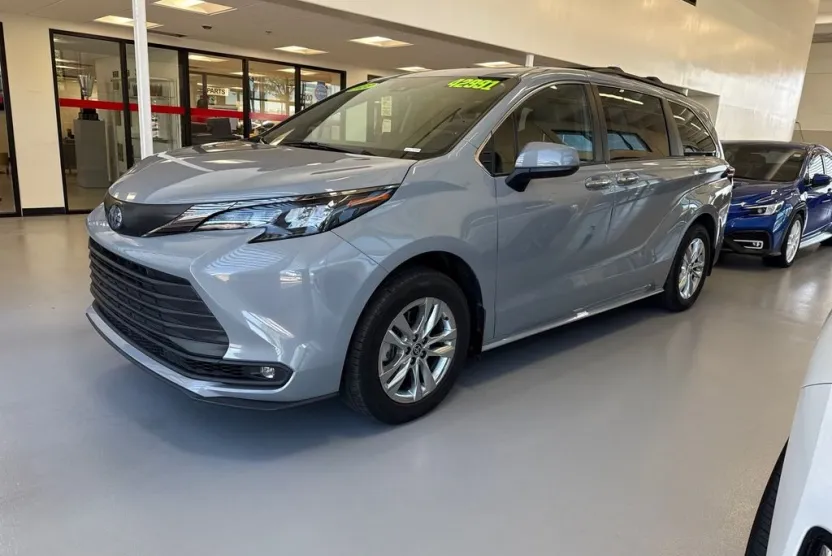 2022 Toyota Sienna XLE Woodland Edition photo 1