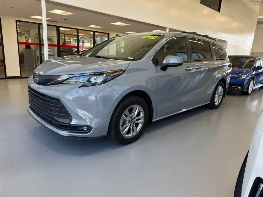 2022 Toyota Sienna XLE Woodland Edition photo 1