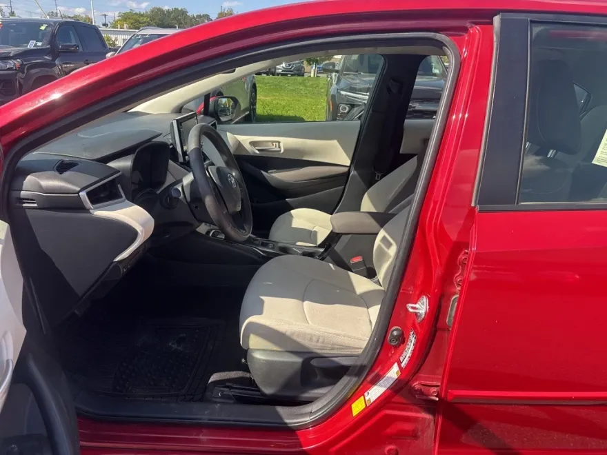 2020 Toyota Corolla LE photo 1