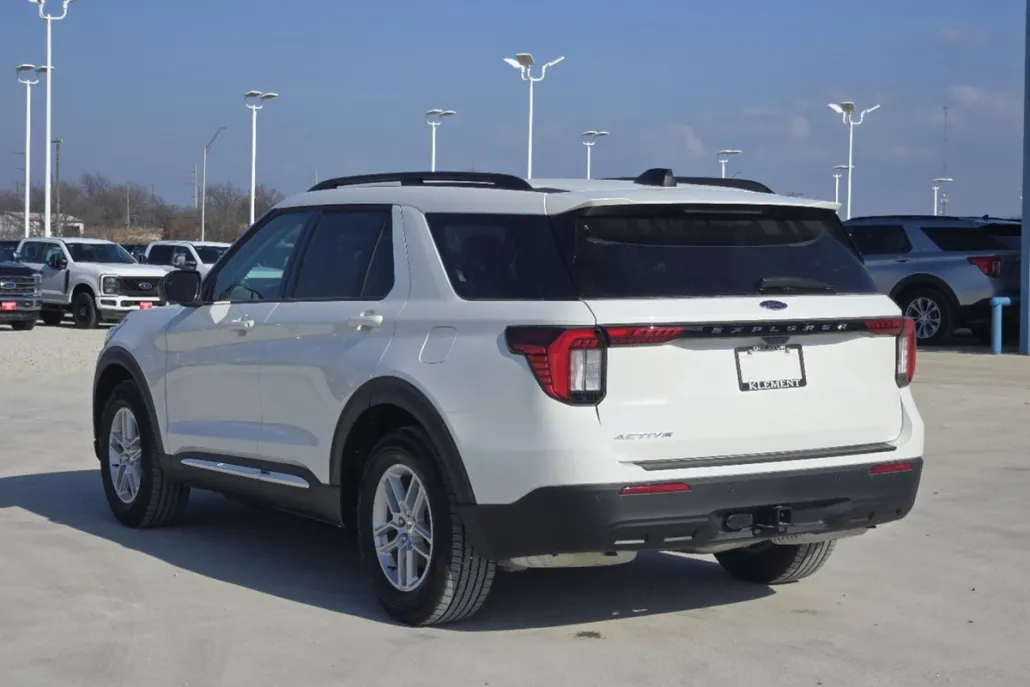 2025 Ford Explorer photo 1
