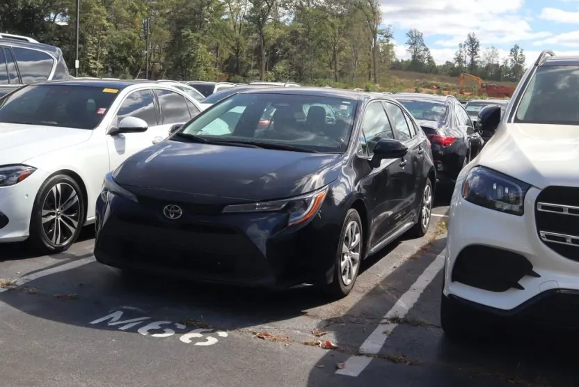 2024 Toyota Corolla LE photo 1