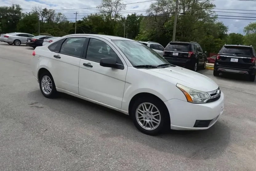 2010 Ford Focus SE photo 1