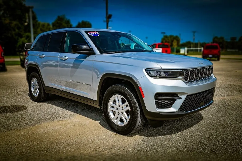 2023 Jeep Grand Cherokee Laredo photo 1