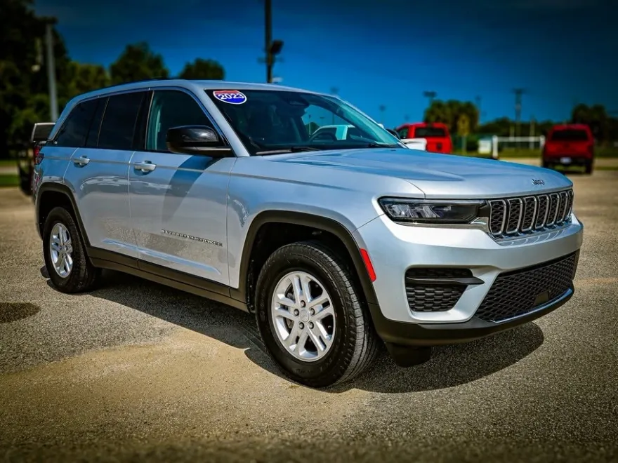 2023 Jeep Grand Cherokee Laredo photo 1