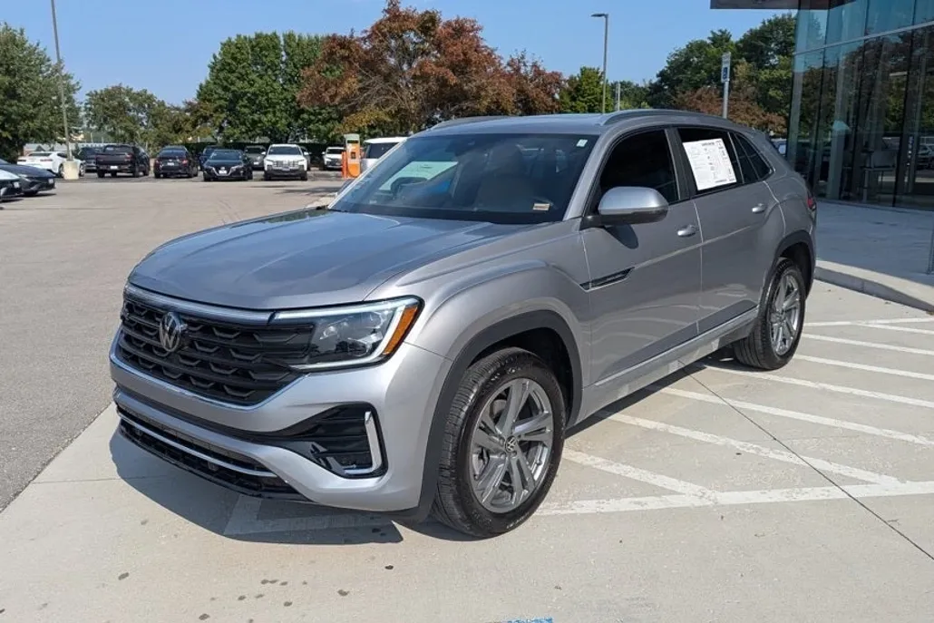 2024 Volkswagen Atlas Cross Sport SEL R-Line photo 1