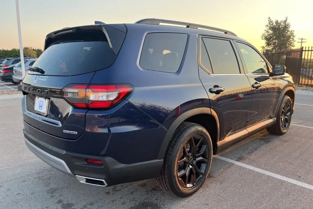 2025 Honda Pilot Touring photo 1