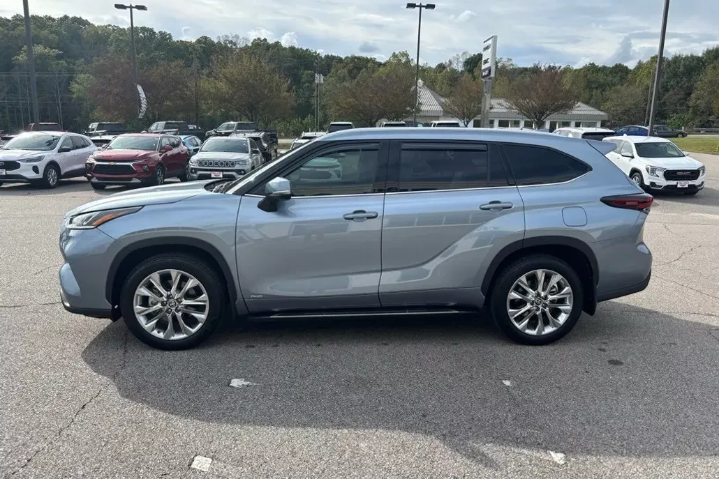 2024 Toyota Highlander Limited photo 1