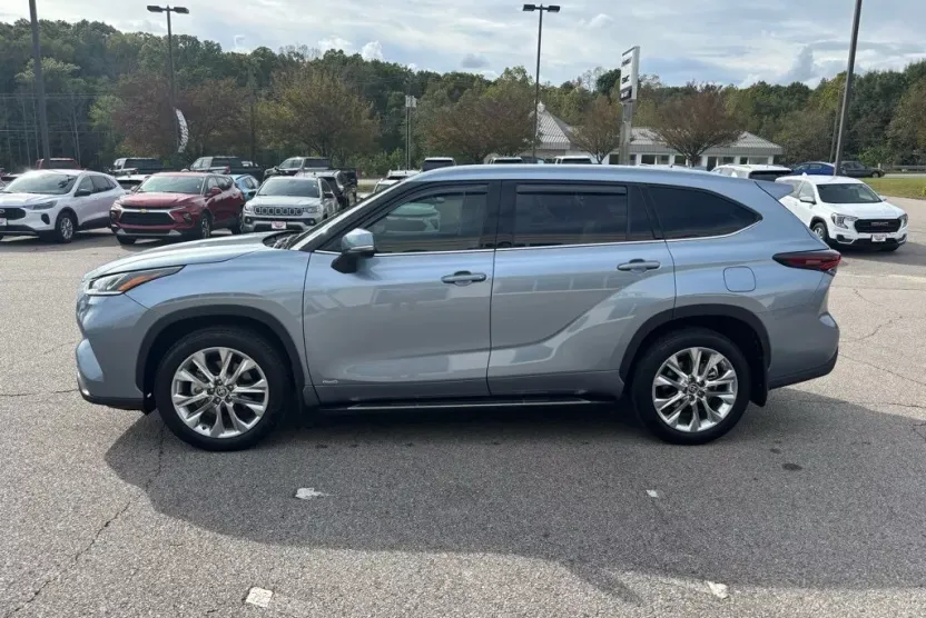 2024 Toyota Highlander Limited photo 1