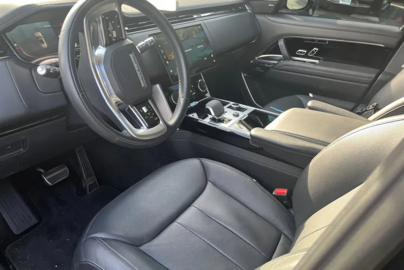 2023 Land Rover Range Rover SE photo 1