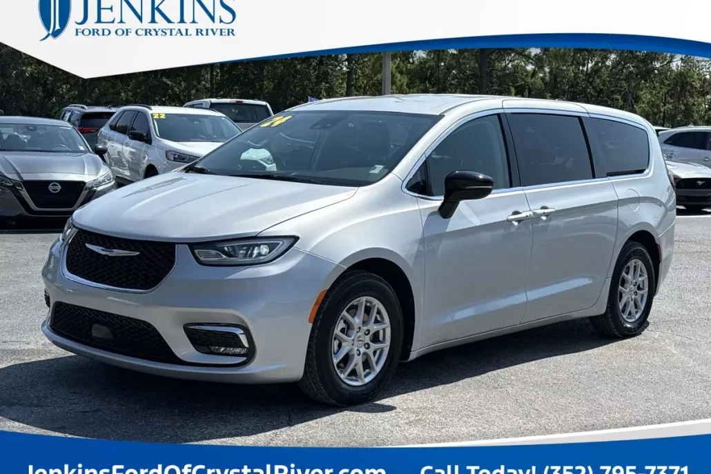 2024 Chrysler Pacifica Touring L photo 1