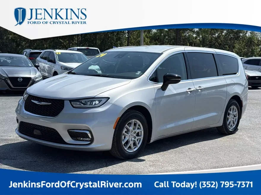 2024 Chrysler Pacifica Touring L photo 1