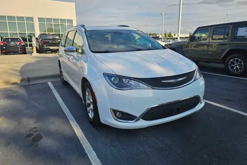2017 Chrysler Pacifica Limited photo 1