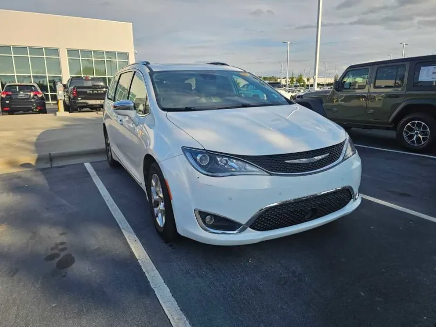 2017 Chrysler Pacifica Limited photo 1