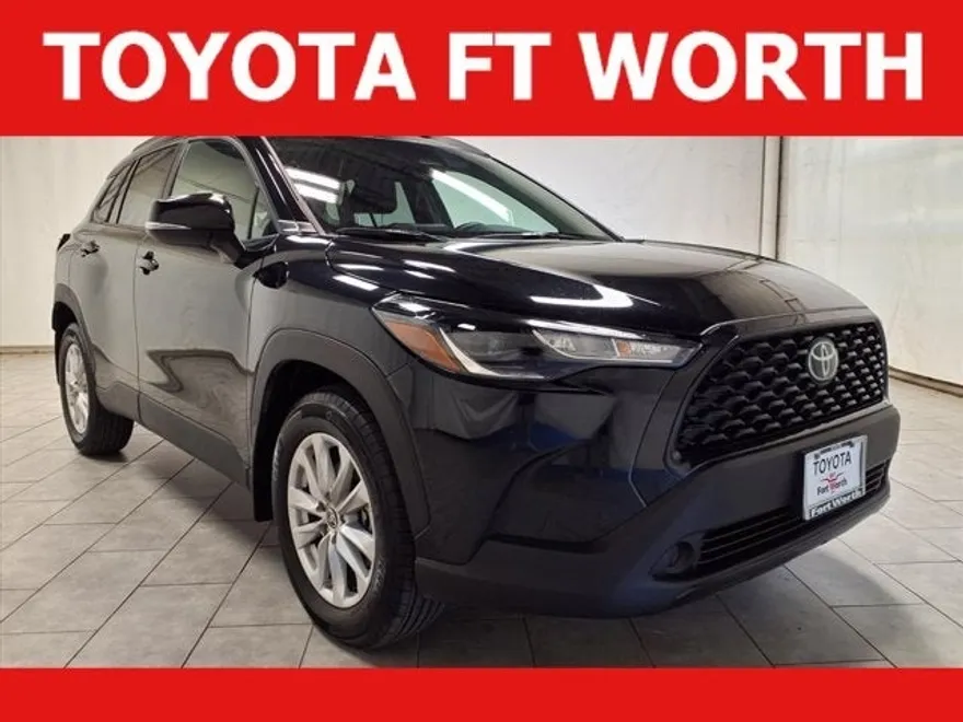 2025 Toyota Corolla Cross LE photo 1
