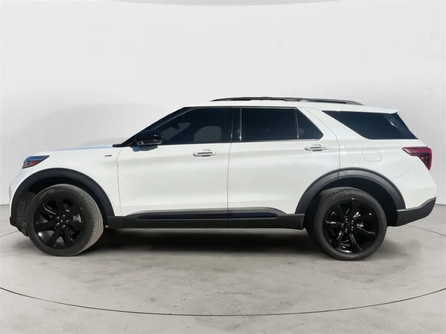 2023 Ford Explorer ST-Line photo 1