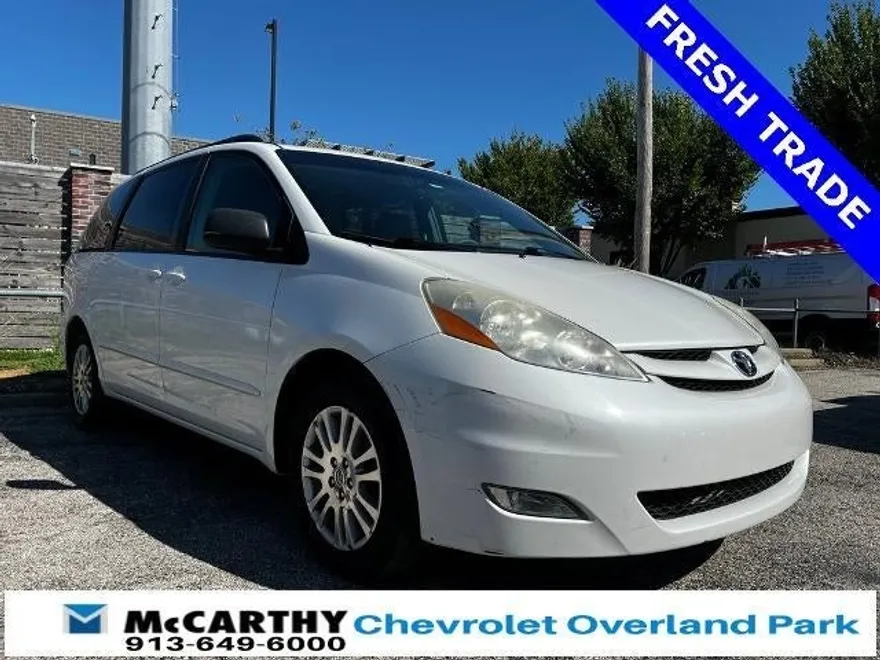 2010 Toyota Sienna XLE photo 1