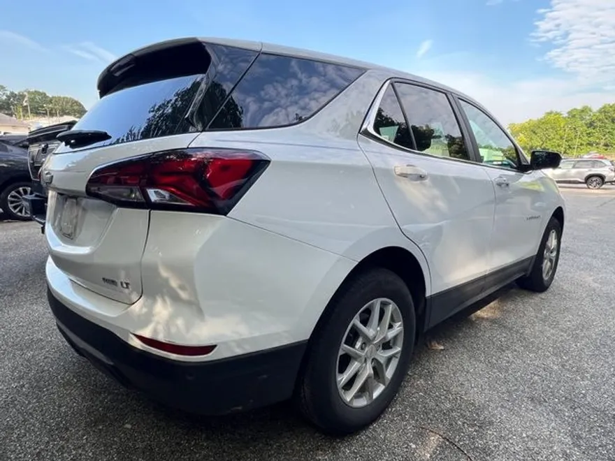 2022 Chevrolet Equinox LT photo 1