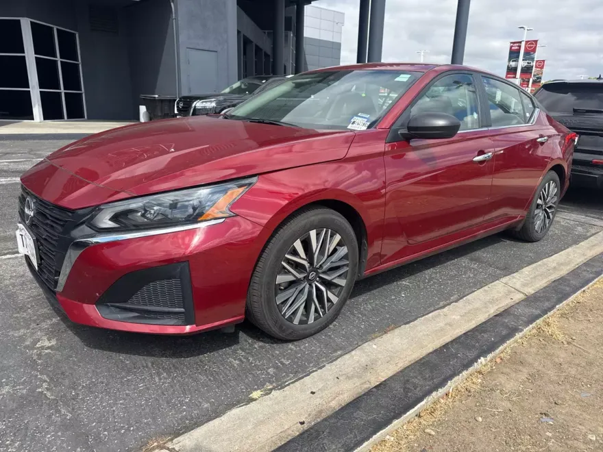 2024 Nissan Altima 2.5 SV photo 1