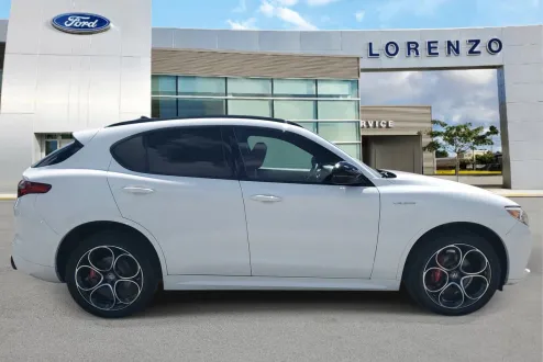 2022 Alfa Romeo Stelvio Ti Sport photo 3