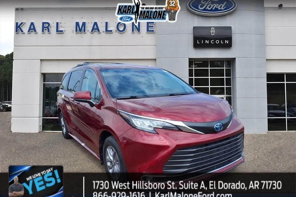 2023 Toyota Sienna XLE photo 1