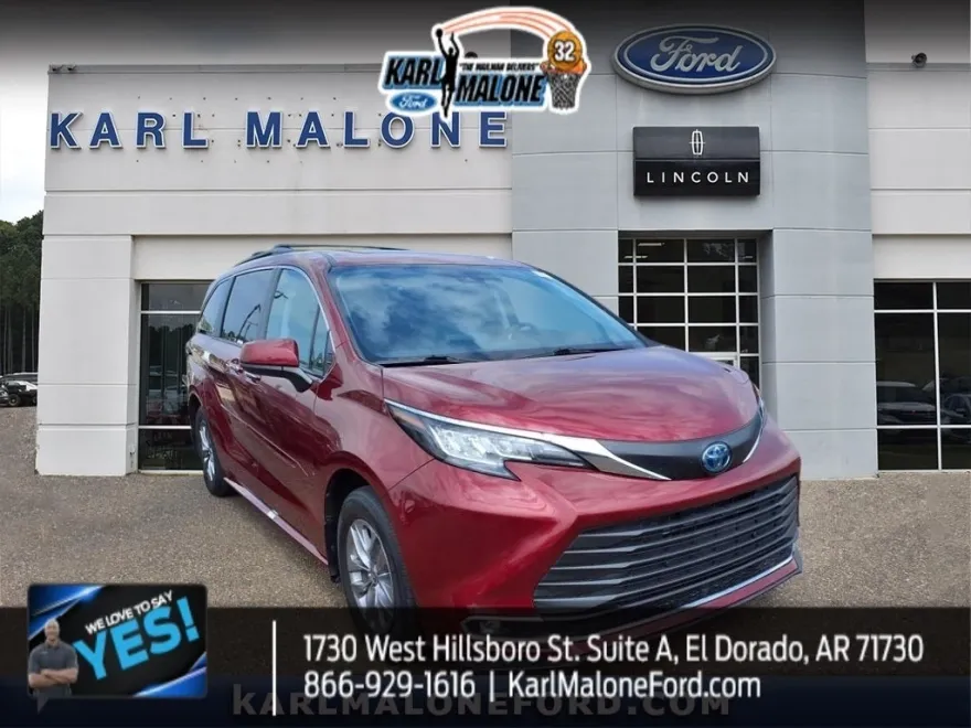 2023 Toyota Sienna XLE photo 1