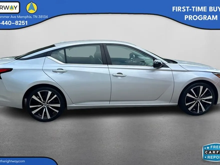 2022 Toyota Corolla LE photo 1