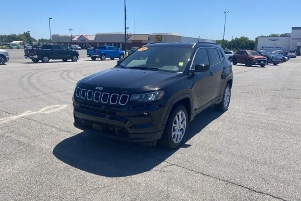 2024 Jeep Compass Latitude Lux photo 1