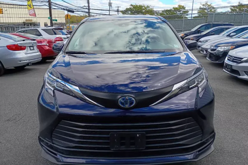 2022 Toyota Sienna LE photo 1