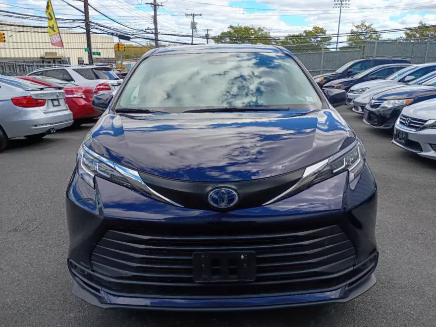 2022 Toyota Sienna LE photo 1