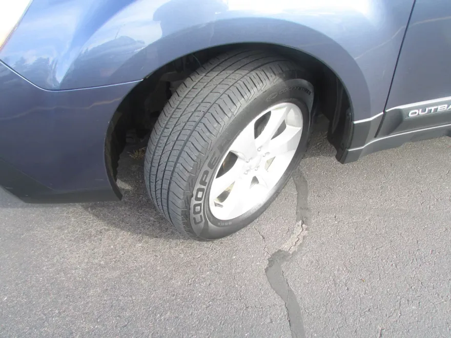 2013 Subaru Outback 2.5i Premium photo 1