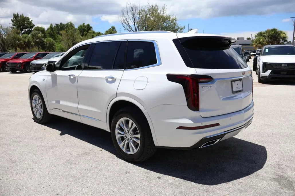 2025 Cadillac XT6 Luxury photo 1