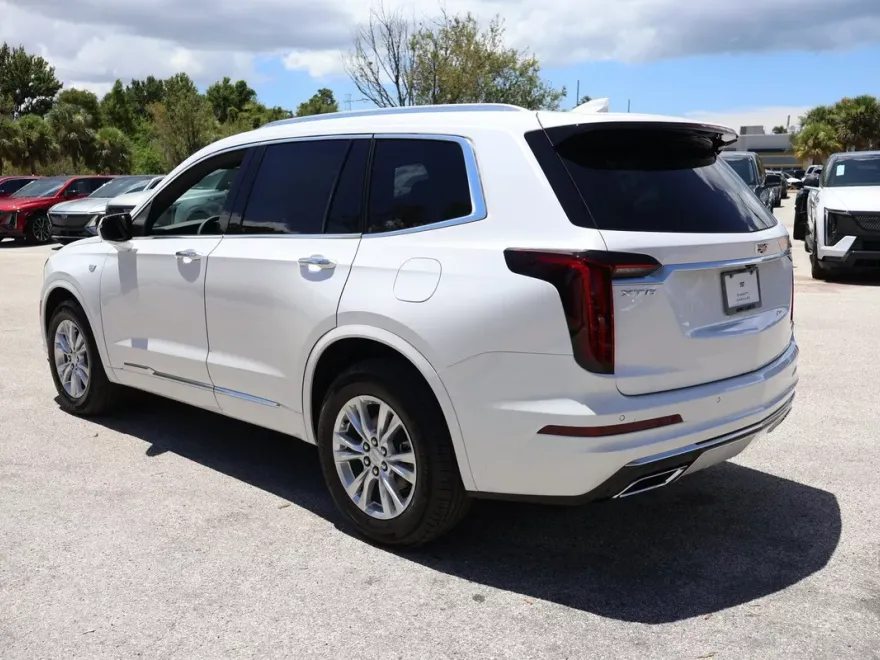 2025 Cadillac XT6 Luxury photo 1