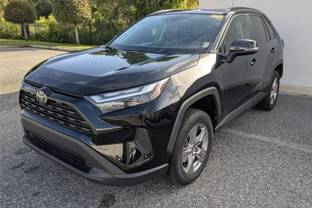 2022 Toyota RAV4 XLE photo 1