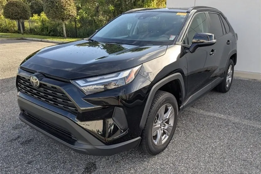 2022 Toyota RAV4 XLE photo 1