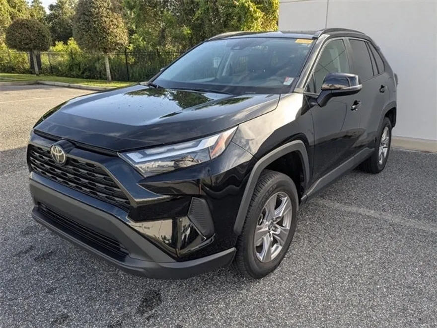 2022 Toyota RAV4 XLE photo 1