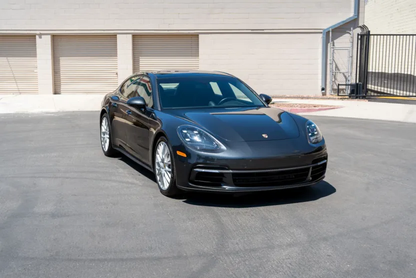 2018 Porsche Panamera Base 4 photo 1