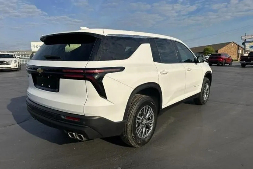 2024 Chevrolet Traverse 1LS photo 1