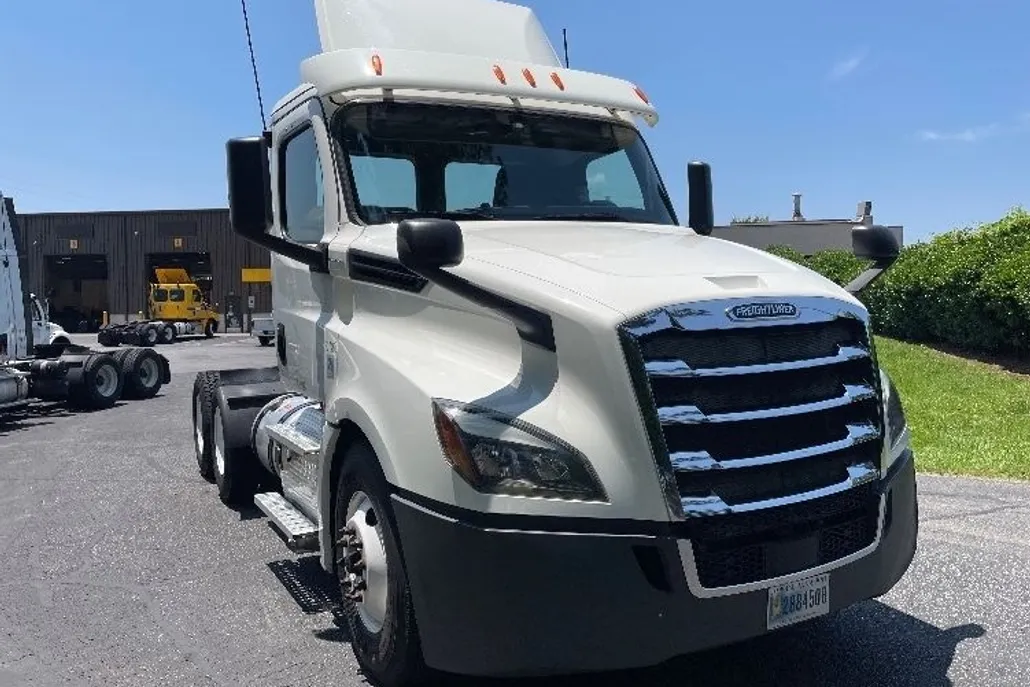 2020 Freightliner Cascadia 126" Day cab photo 1
