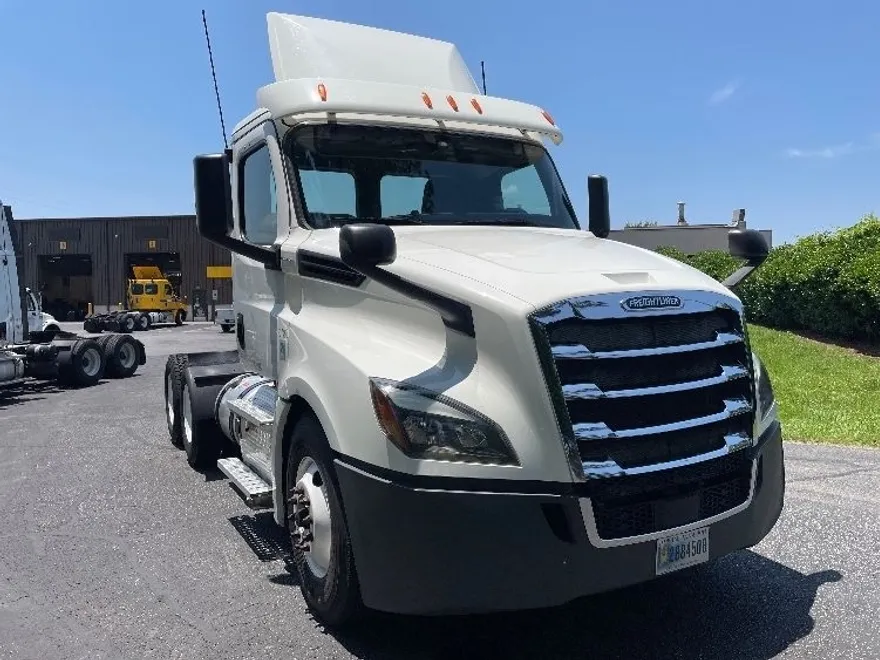 2020 Freightliner Cascadia 126" Day cab photo 1