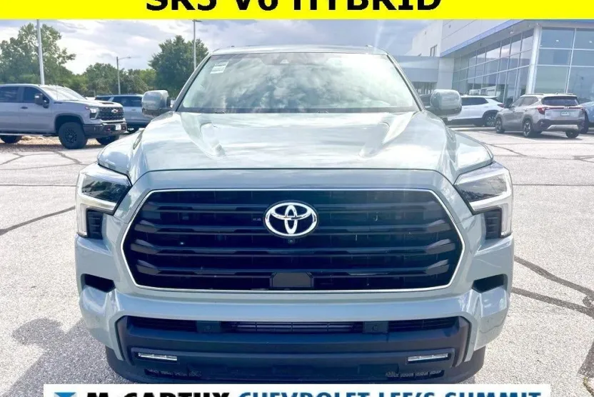 2024 Toyota Sequoia SR5 photo 1