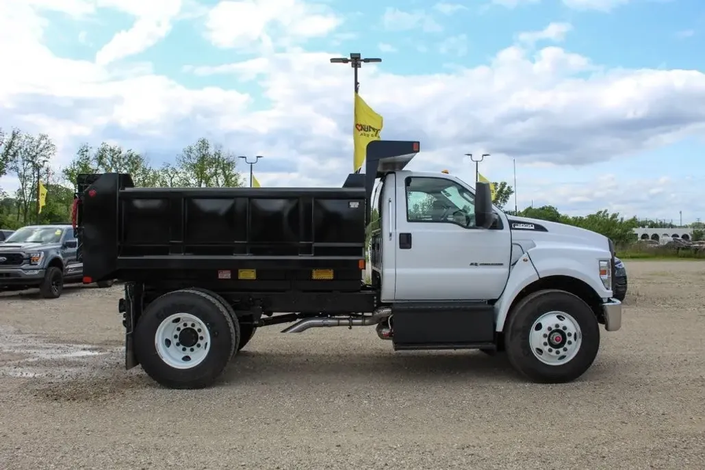 2025 Ford F-650 Base photo 1