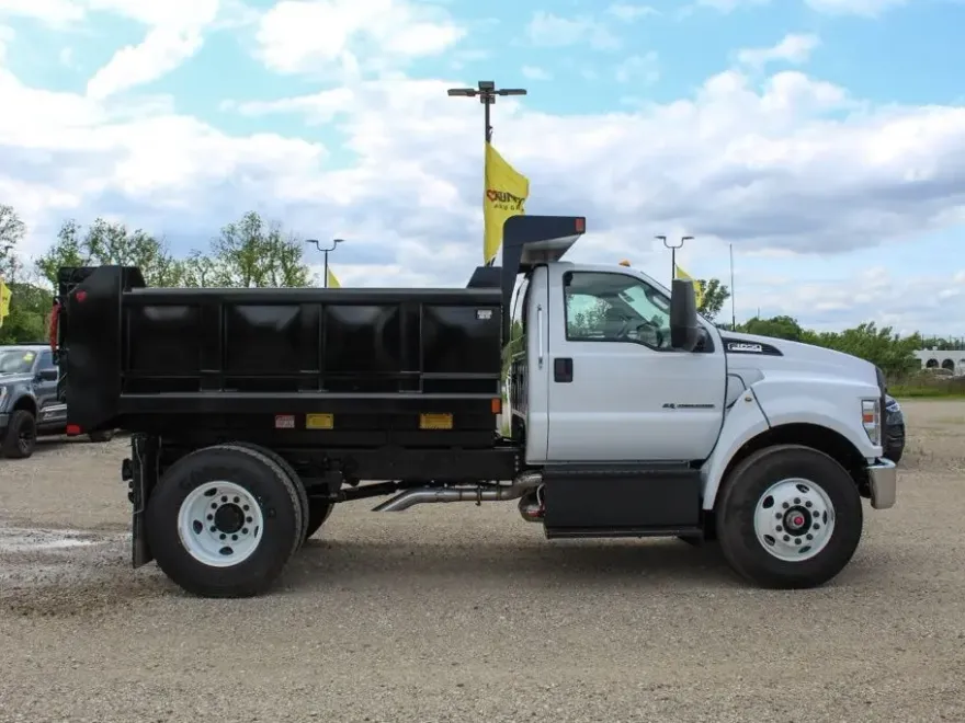 2025 Ford F-650 Base photo 1