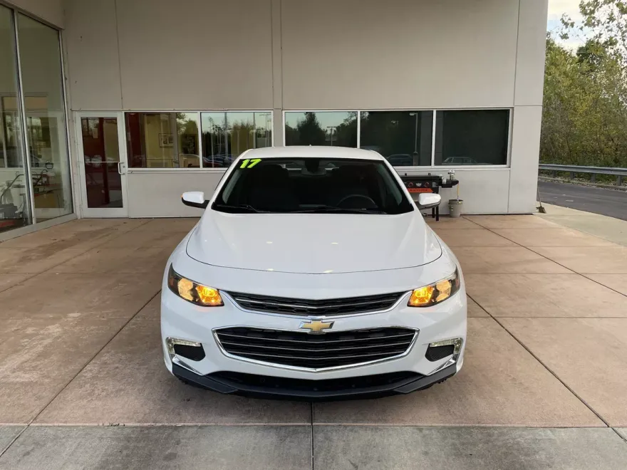 2017 Chevrolet Malibu 1LT photo 1