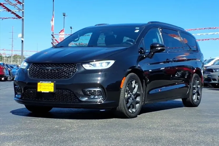 2021 Chrysler Pacifica Touring L photo 1