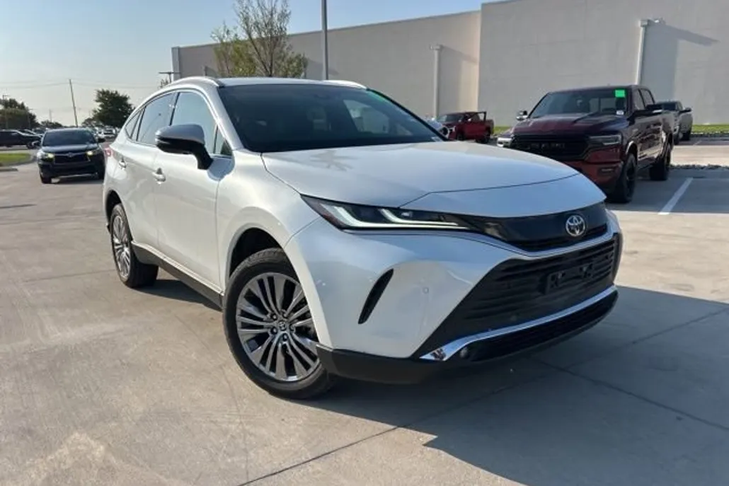 2023 Toyota Venza LE photo 1