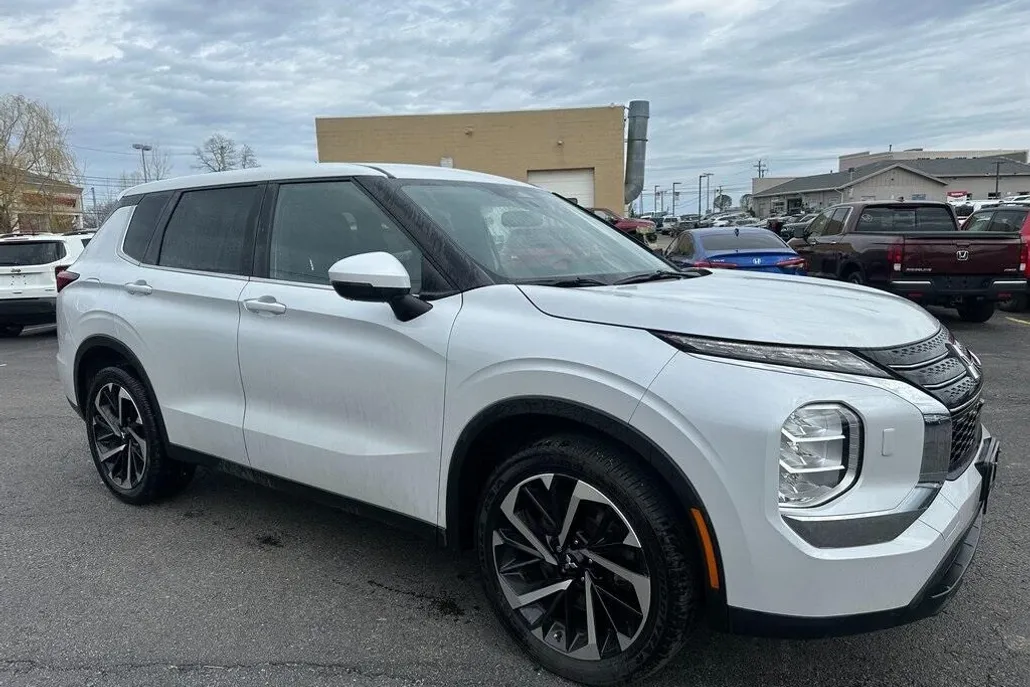 2022 Mitsubishi Outlander ES photo 1
