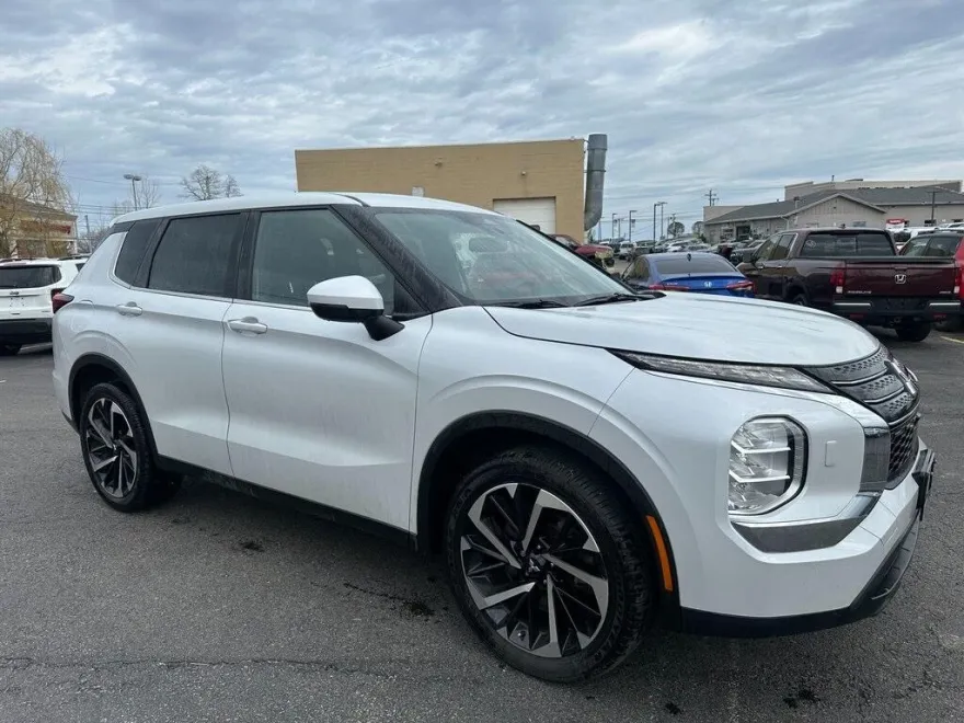 2022 Mitsubishi Outlander ES photo 1